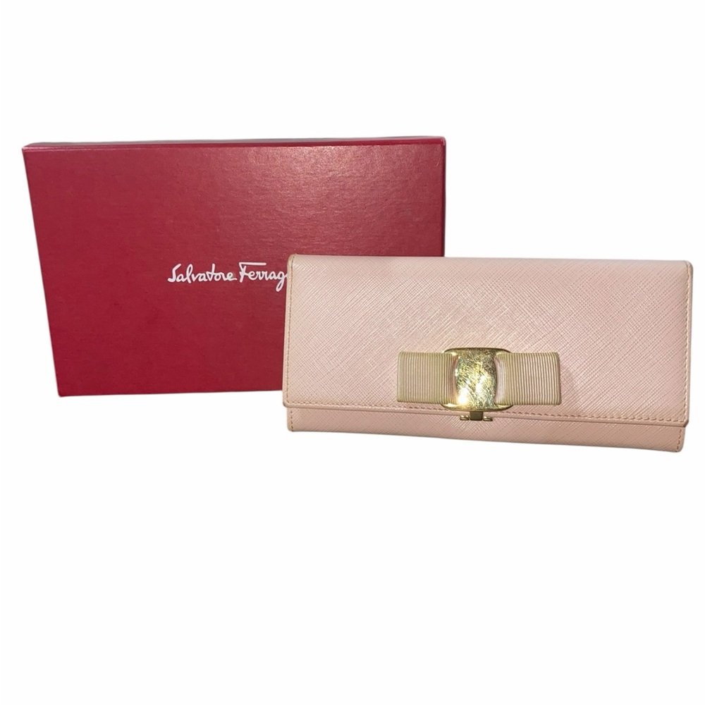 Salvatore Ferragamo EUC Vara Bow long wallet Pink
Box Included